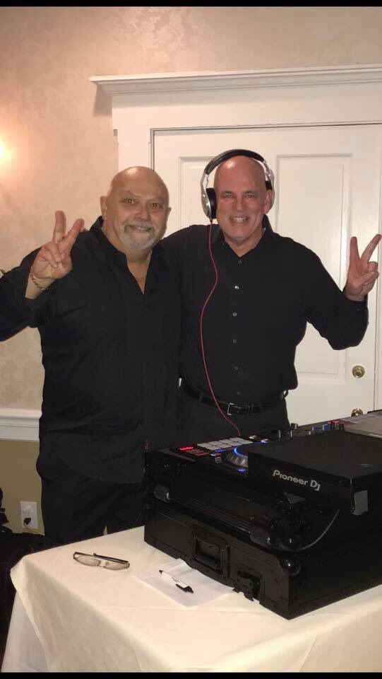 MP_DJs's tweet photo. A great night @BraddocksTavern for Tamarac’s annual Winter Party!!
Thanks Jim Ewan!

DJing for great friends!! 

#SundayMorning #SundayFunday #sundayvibes #SundayThoughts @JarheadJim https://t.co/Nb0YVLBp8v
