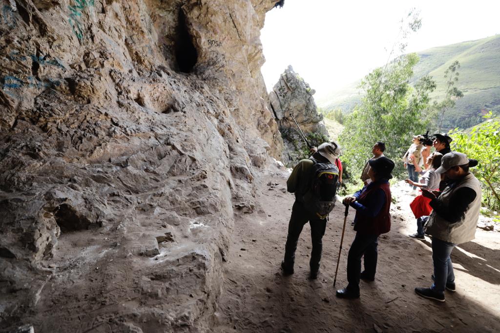 MinCulturaPe's tweet photo. 📢 Ministra de Cultura visita la Zona Arqueológica Monumental #Callacpuma, distrito de Llacanora en Cajamarca, considerado el principal centro de arte rupestre en América para conocer su estado luego de la Declaratoria de Protección Provisional que se le otorgó en abril de 2019. https://t.co/4UA5zUc7zZ