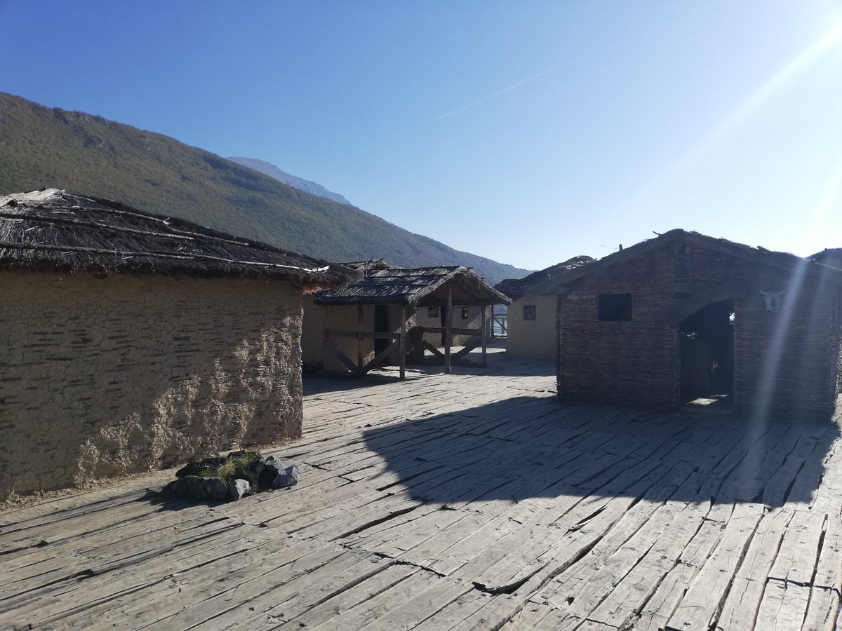 shopkarishte's tweet photo. @PicPublic @MagicalEurope @Havenlust @malemalefica @w0nderfulplace @ThePhotoHour Bay of Bones and reconstructed 3500 years old prehistoric settlement
#BayofBones #Ohrid #Lake
#Gradishte #Peshtani
#Macedonia https://t.co/meKAyRcnVn