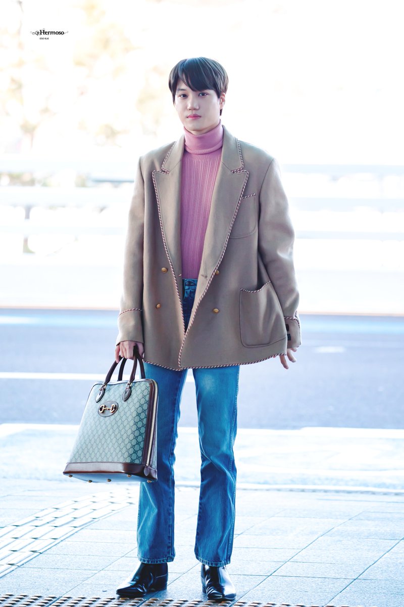 Hermoso__kai's tweet photo. 200112 ICN 출국 #엑소카이 #카이 #KAI #종인 @weareoneEXO 
 
날씨는 겨울인데 종인이를 본 그 순간에는 봄이야🐻🌸 https://t.co/FggGBfvKyT