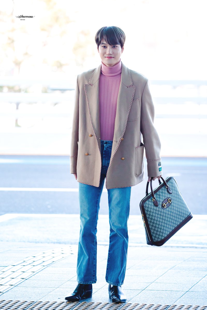 Hermoso__kai's tweet photo. 200112 ICN 출국 #엑소카이 #카이 #KAI #종인 @weareoneEXO 
 
날씨는 겨울인데 종인이를 본 그 순간에는 봄이야🐻🌸 https://t.co/FggGBfvKyT