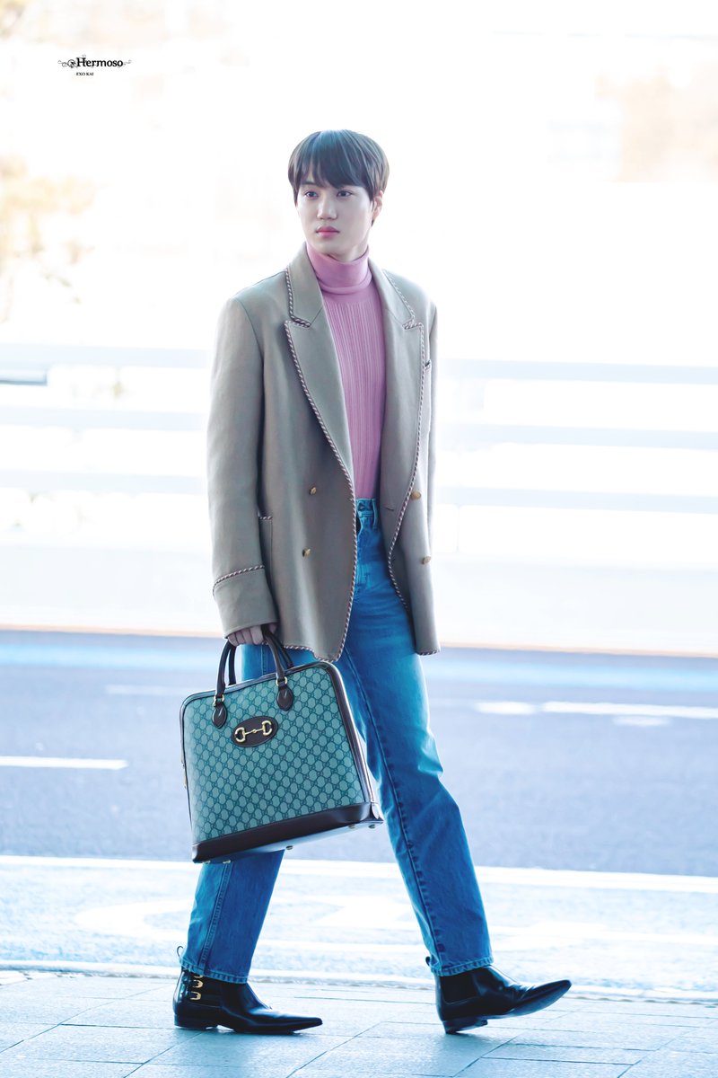 Hermoso__kai's tweet photo. 200112 ICN 출국 #엑소카이 #카이 #KAI #종인 @weareoneEXO 
 
날씨는 겨울인데 종인이를 본 그 순간에는 봄이야🐻🌸 https://t.co/FggGBfvKyT