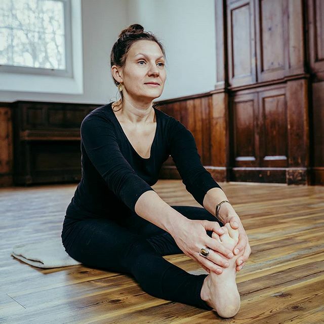 yogafrome's tweet photo. Suzy in the first stage of Janu Sirsasana (head to knee pose). We practise this asana regularly, as amongst other things, it stretches the spine and hamstrings, stimulates digestive organs and can help with anxiety, fatigue and headaches. If you'd like t… https://t.co/kIqEkwPl5X https://t.co/jOgbN7EOHA