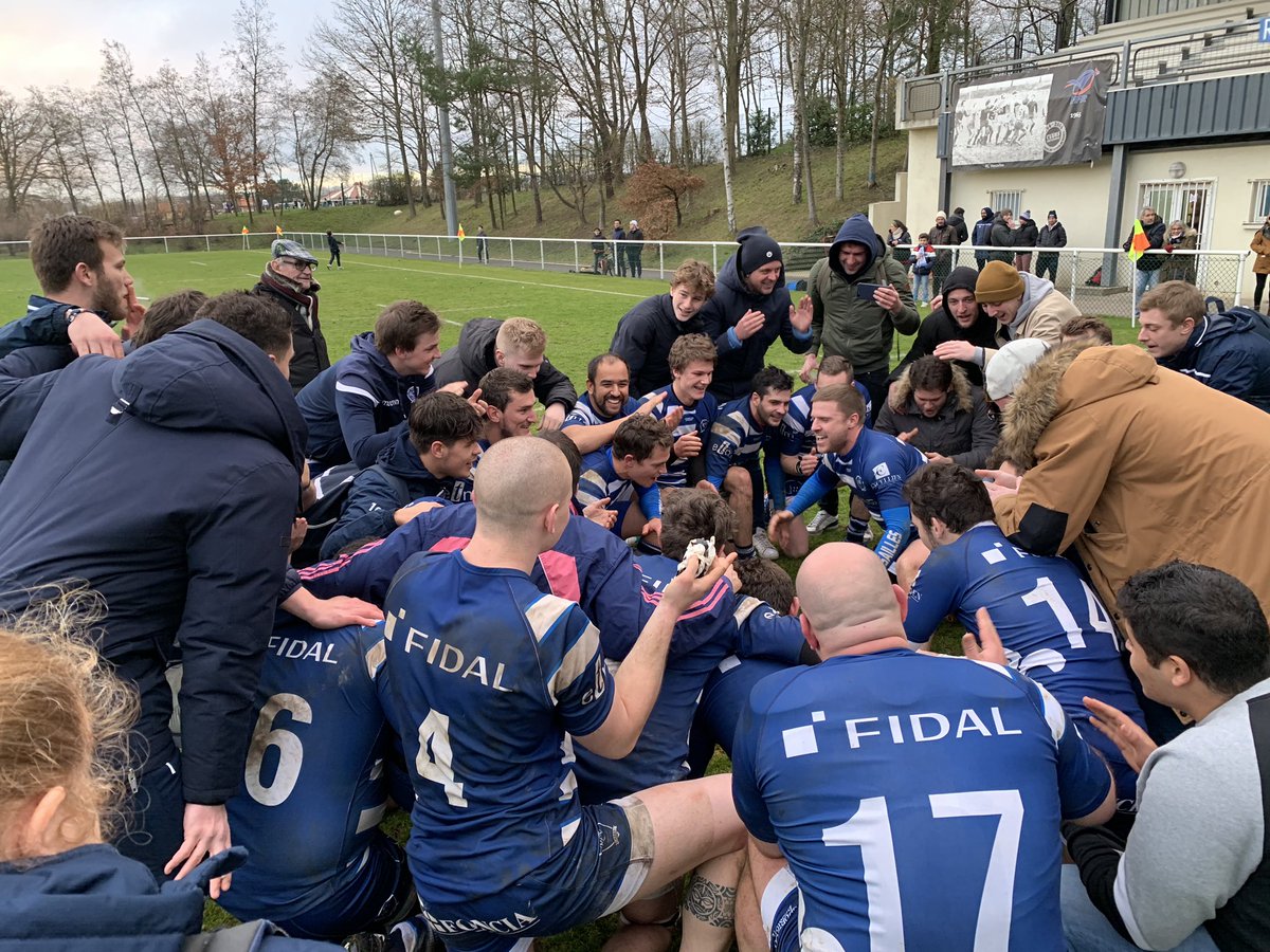 rugbyversailles's tweet photo. Ces bananes... après un match de reprise plein d’approximations, une belle réaction pour aller se peler le BO. Victoire 33-19 contre @USOMC75, joueuse et agréable. Victoire 29-21 en B. #resolutions2020 #fairepartiedelhistoire #laroutenationale #objectifqualif https://t.co/5g2BjbVIsL