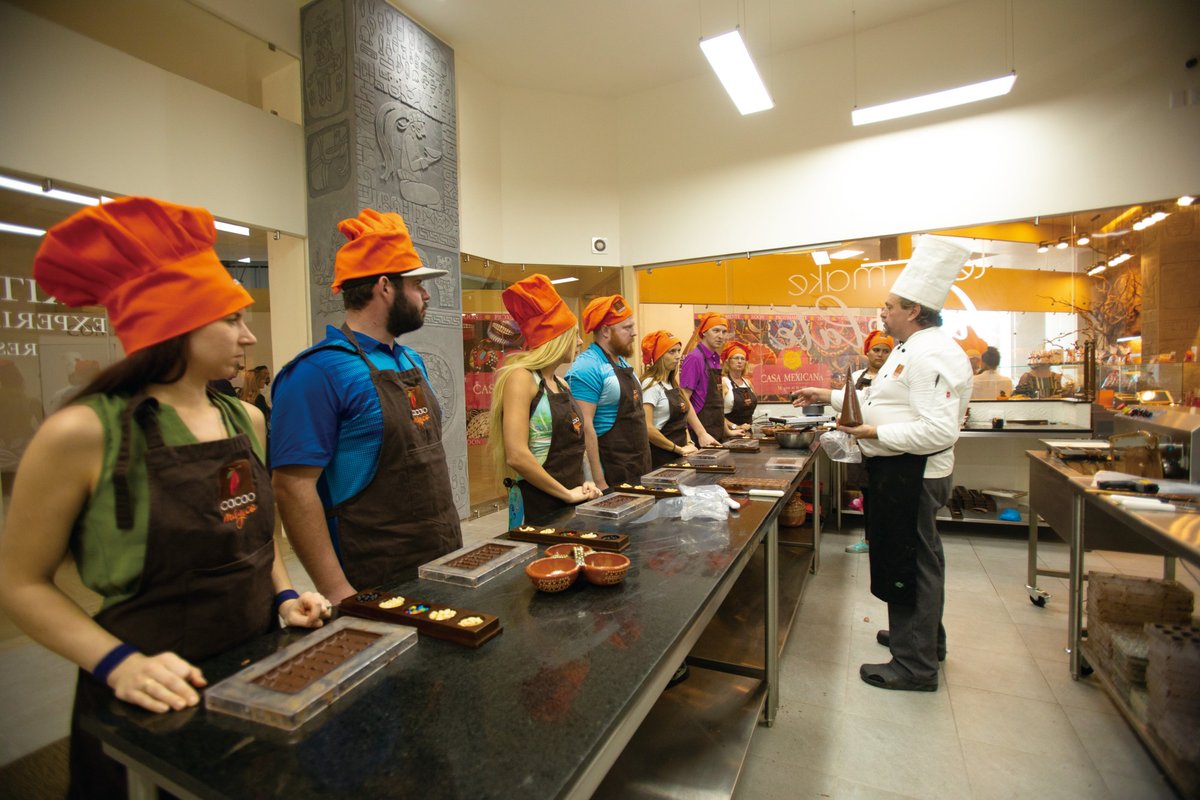 CacaoMagico's tweet photo. Make gourmet #chocolate from the raw cocoa bean with our chef in a fun cooking class for all ages! Find us in the @PuertoMagico visitor centre. #puertovallarta #nayarit #nuevovallarta #puntamita #pvr #jalisco #mezcales #bucerias #puertovallartafood #beantobar #cacao #cacaobean https://t.co/F6gP8EzoQv