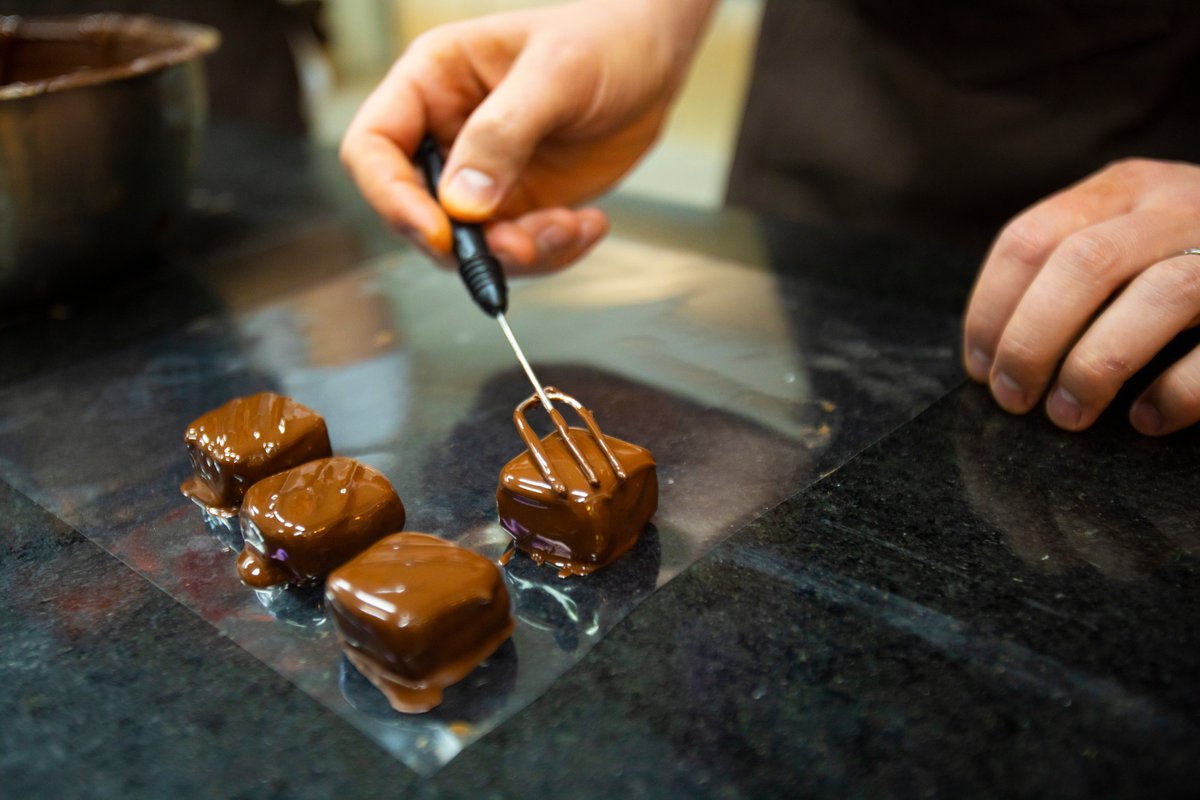 CacaoMagico's tweet photo. Make gourmet #chocolate from the raw cocoa bean with our chef in a fun cooking class for all ages! Find us in the @PuertoMagico visitor centre. #puertovallarta #nayarit #nuevovallarta #puntamita #pvr #jalisco #mezcales #bucerias #puertovallartafood #beantobar #cacao #cacaobean https://t.co/F6gP8EzoQv