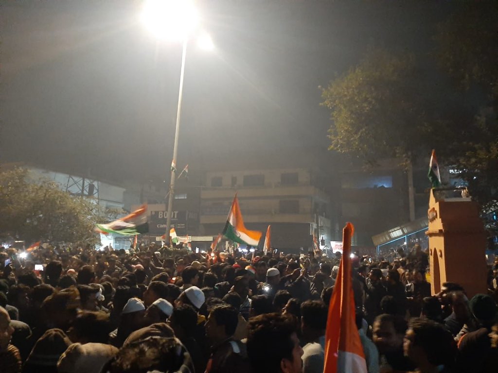BandiShafakat's tweet photo. आज बटला हाउस से शाहीनबाग तक सड़क जाम
इतने लोग है कि सड़क पर चला नह�� जा रहा

#ShaheenBaghProtest
 #शाहीन_बाग़ तुम्हें सलाम..🌹 https://t.co/LfkPYb2vW1