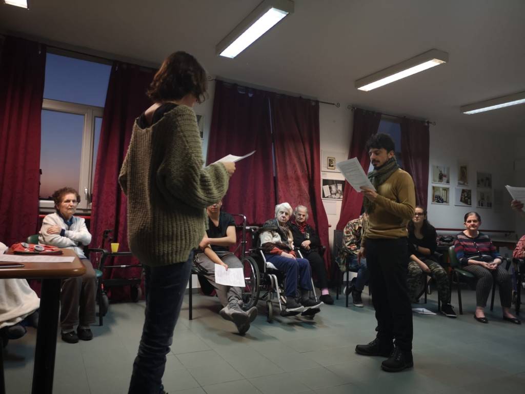 Il presepe smonta il 13 - Diario Socio-Shakespeariano.
Primo incontro del 2020 qui alla RSA "Il Giglio" per RSSA, il cerchio si... allarga e il Laboratorio su "La Tempesta" di William Shakespeare può ripartire. residenzeshakespeariane.com/2020/01/12/il-…