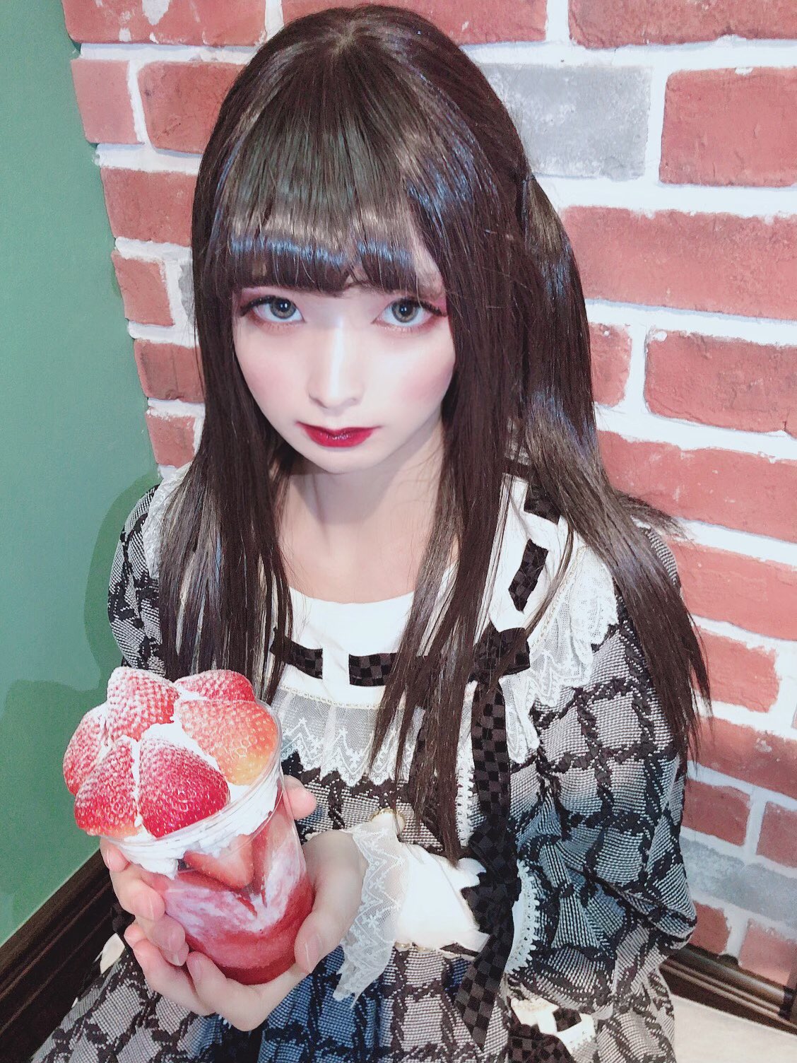 なみぴ 男だけどゴスロリメイクしていちごパフェ食べに来た
