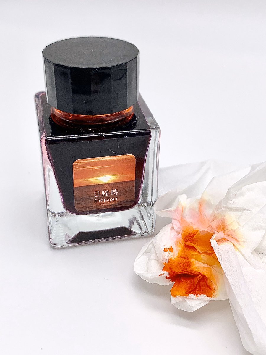 bechori777's tweet image. ご縁あってやってきたendpaperさんのインクで書いてみました✍🏼直球なオレンジだと思いきや、事後のティッシュにはピンクや黄色が見えますね…ティッシュがマジックアワーのようです。もうひとつの日出処と一緒にモノラインで書いたらどうなるんだろうな〜🍚🍚

#日帰時
#endpaper
#ほぼ日の方眼ノート