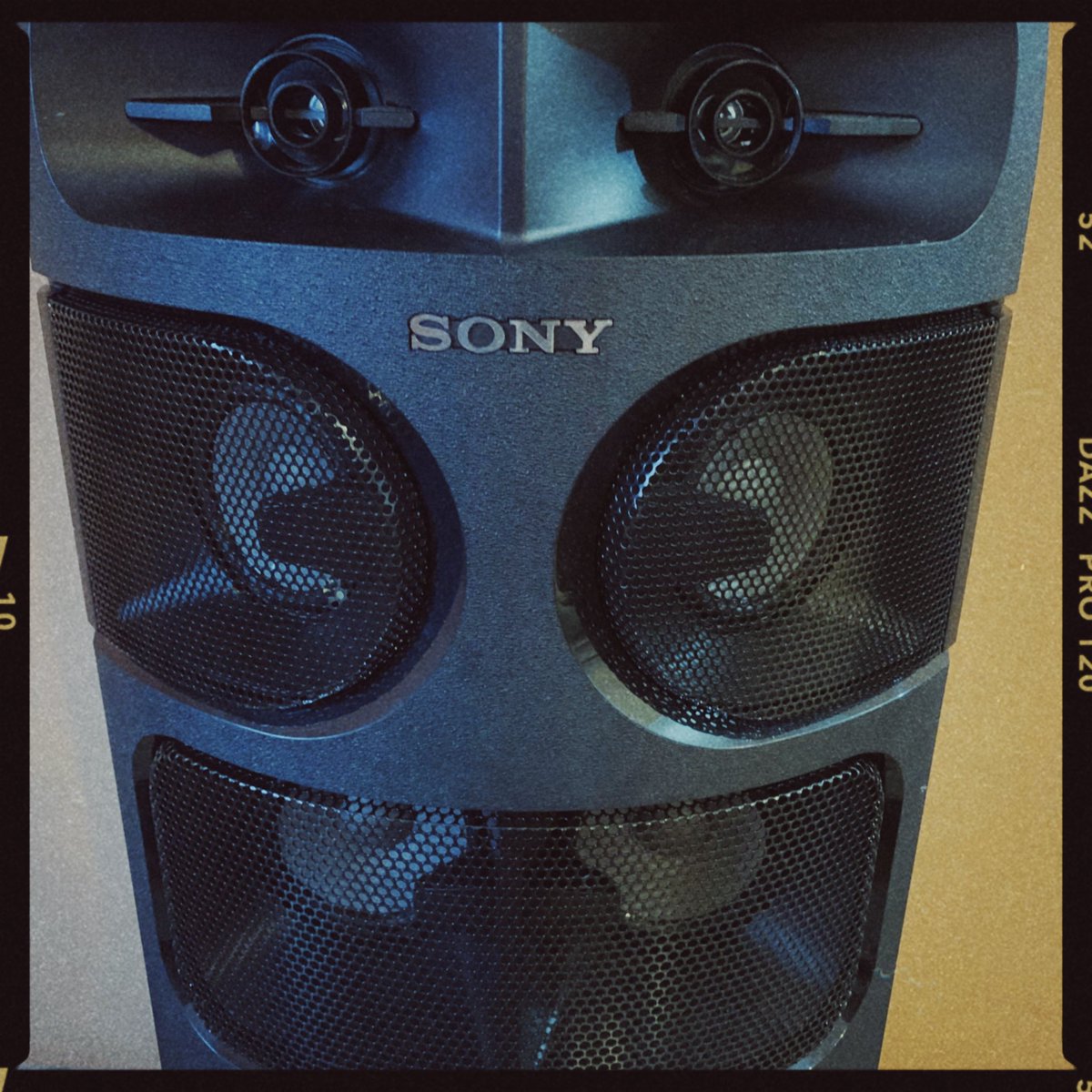 lelowhatsgood's tweet photo. .@SonyMEA became my blesser over the last festive season. not only have i used it for my DJ mixing but it’s brought together friends and family. #AmplifiedExperience #SimplifiedLife https://t.co/k1KKLmQglR