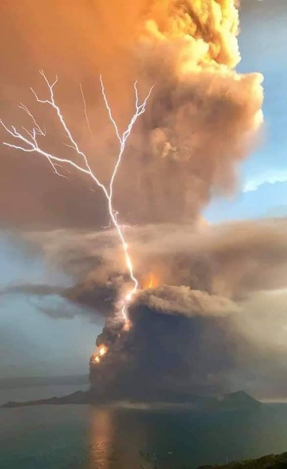 MeteoCotedAzur's tweet photo. 🌋🌏 #Infomonde : Le volcan #Taal situé à 60km de #Manille (aux #Philippines) est entré en #éruption ce dimanche à partir de 13 h locales (6 h pour nous) ! Les populations riveraines les plus exposées sont #évacuées. Orage volcanique et chutes de cendres sont également en cours. https://t.co/1PgVjrAh87
