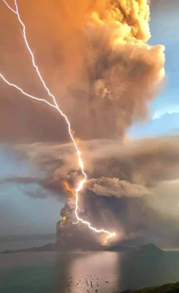 MeteoCotedAzur's tweet photo. 🌋🌏 #Infomonde : Le volcan #Taal situé à 60km de #Manille (aux #Philippines) est entré en #éruption ce dimanche à partir de 13 h locales (6 h pour nous) ! Les populations riveraines les plus exposées sont #évacuées. Orage volcanique et chutes de cendres sont également en cours. https://t.co/1PgVjrAh87