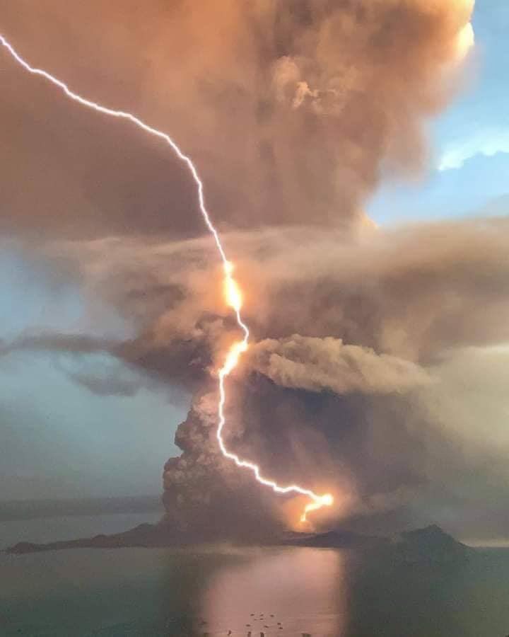MeteoCotedAzur's tweet photo. 🌋🌏 #Infomonde : Le volcan #Taal situé à 60km de #Manille (aux #Philippines) est entré en #éruption ce dimanche à partir de 13 h locales (6 h pour nous) ! Les populations riveraines les plus exposées sont #évacuées. Orage volcanique et chutes de cendres sont également en cours. https://t.co/1PgVjrAh87