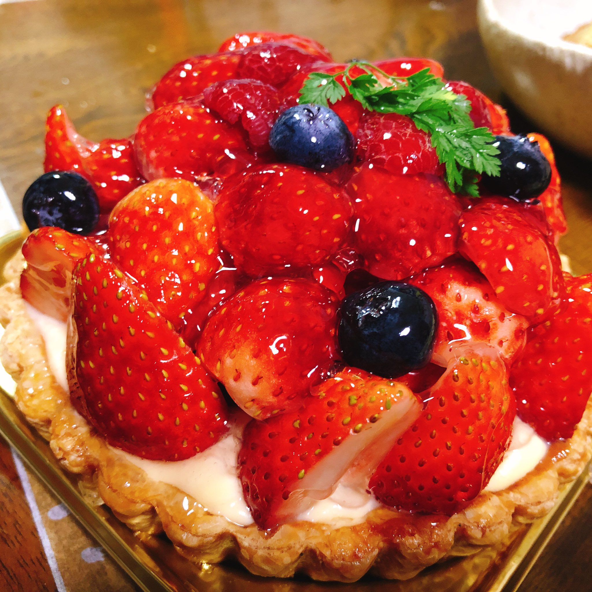 会津まつりナビ 夫の誕生日ケーキはフルーツピークスaokiのミックスベリータルト 平日だったので 仕事終わってホールが買えそうなaokiへ 13cmのカスタードタルトの上にベリーが盛り盛り ４人で食後にいただくにはちょうど良い甘さ 大きさでした