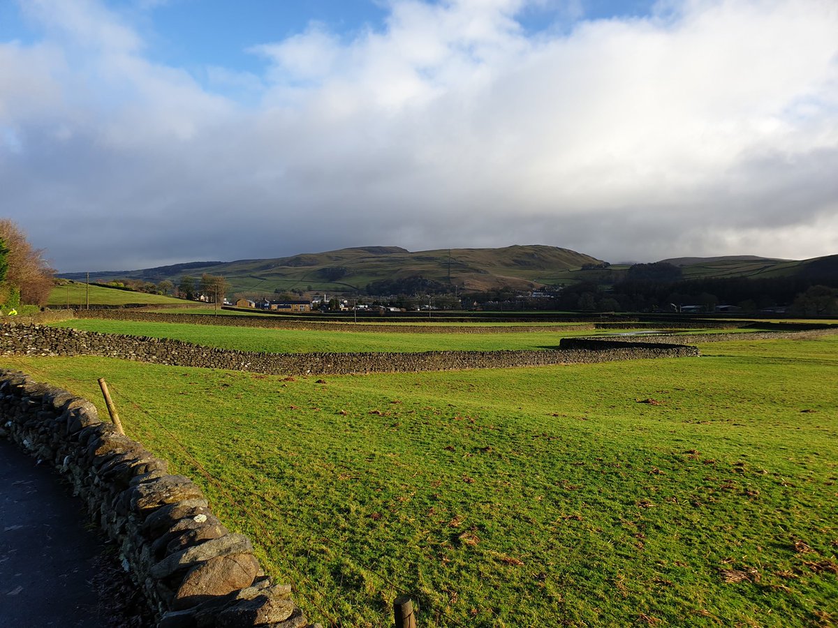 Tall_Controller's tweet photo. So after a quick walk from Settle to Giggleswick, I'm now on the Bentham Line which runs up from Leeds to Lancaster. Even the sun has come out! #BenthamLine @TheBenthamLine https://t.co/pmlwIsYGCA