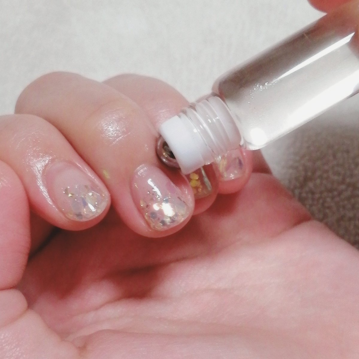 ぴるきー ネイルオイルあまり使わなかったのに ダイソーのネイルオイル ロールオンタイプで使いやすくて塗る癖ついた 小さくてポケットに入れれるし 最悪なくしても100円 笑 高い物買って使わないより 安くてもこまめな保湿が大切