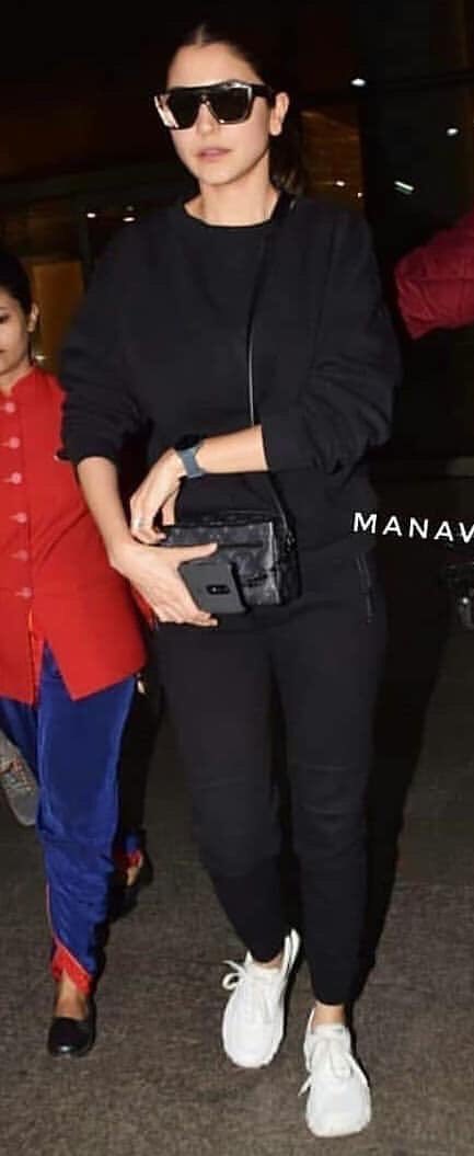 When Anushka Sharma wears black, she looks 10x times more stunning. I can’t wait skip mentioning that skin glows like a moon. I— how does she have such flawless skin is beyond me. She looks again, A S-T-U-N-N-I-N-G in the most simplest way. I missed her so much.