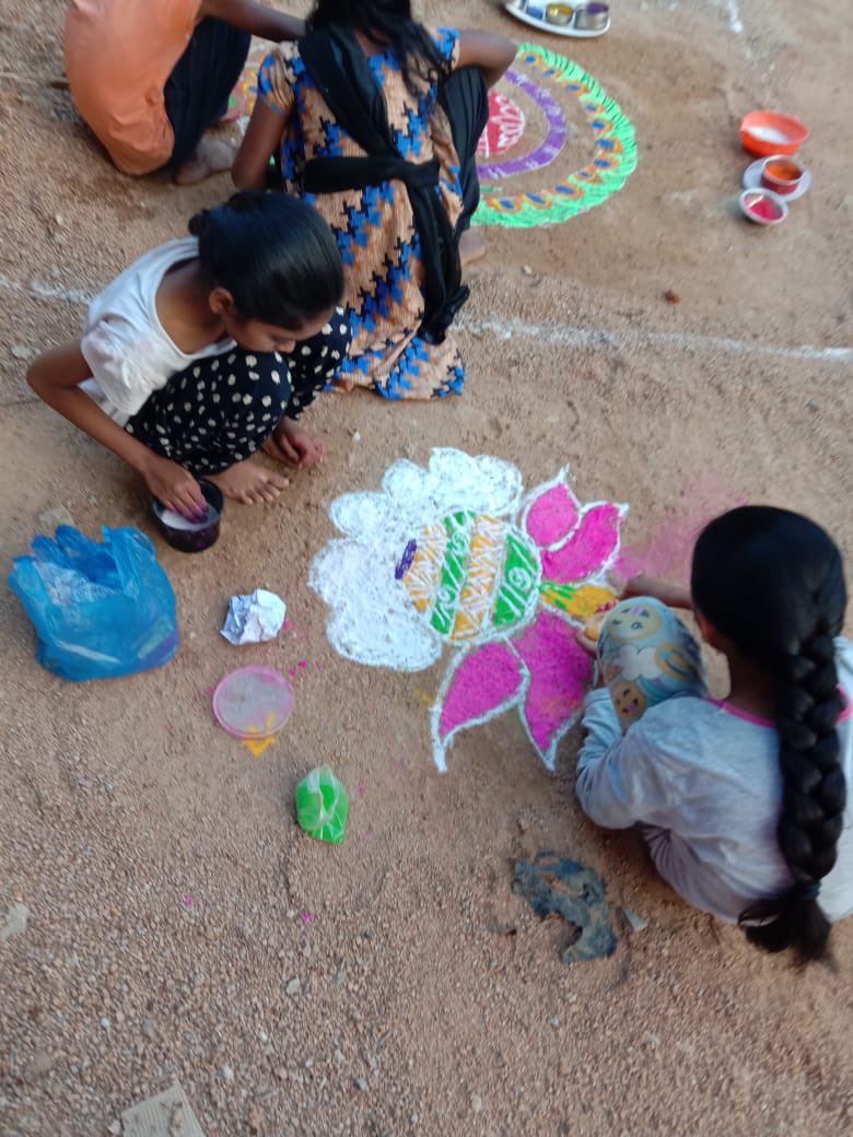 sevabharathitg's tweet photo. #Rangoli competition welcoming the harvest festival #Pongal #Sankranthi2020
#KishoriVikas volunteers at MG Nagar spread the joy of rangoli among local women & girls of #MathruMandali #KishoriVikas
Paryaveshak: Laxmi
Nirvahak: Devaki
🥻#StopChildmarriages
🧒#StopChildLabour https://t.co/i3EtdRVM5v