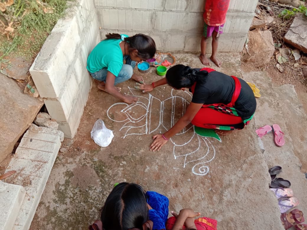sevabharathitg's tweet photo. #Rangoli competition welcoming the harvest festival #Pongal #Sankranthi2020
#KishoriVikas volunteers at MG Nagar spread the joy of rangoli among local women & girls of #MathruMandali #KishoriVikas
Paryaveshak: Laxmi
Nirvahak: Devaki
🥻#StopChildmarriages
🧒#StopChildLabour https://t.co/i3EtdRVM5v
