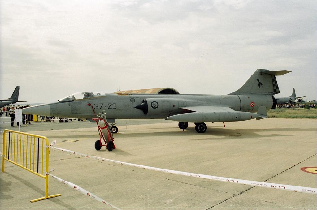 FOTOgrAAMA's tweet photo. Gustelefonico nos envía estas fotos 📷 de #BAAlbacete #Año2000
digitalizadas a partir de negativos de una #NikonFM2 🙋‍♂️GRACIAS 🙋‍♂️@AmigosMuseoAire #Albacete #FOTOgrAAMA #planespotting #spotter #spotters #aviationphotography #avgeeks #AvGeek #filmphotography #amigosmuseoaire #Ala14 https://t.co/feEPpTmA7s