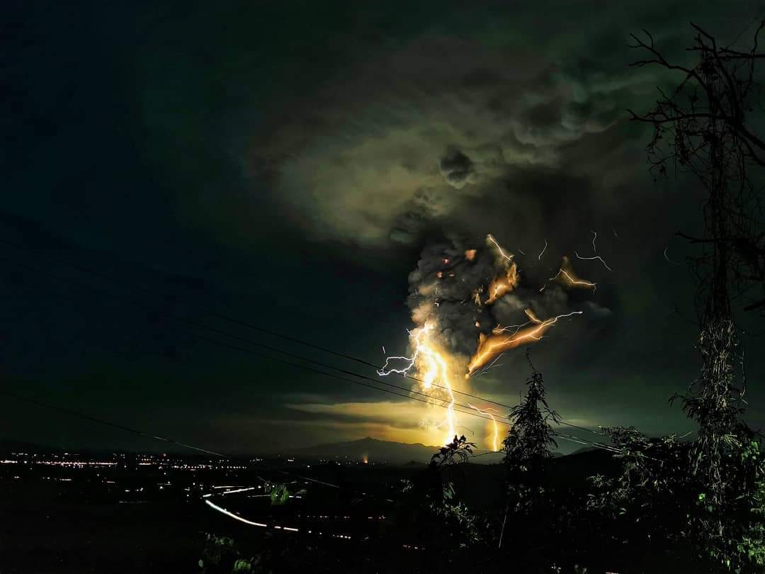 spaceforrani's tweet photo. please pray for my country (Philippines) especially to those people who are affected by taal volcano's eruption 

(ps:photos are not mine) https://t.co/2QDsHUSOUd