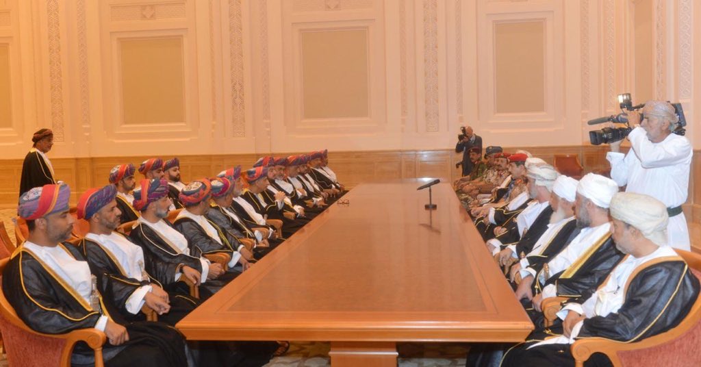 ١- مجلس الدفاع يتقلد زمام البلاد (وكلهم من خارج الأسرة الحاكمة)
٢- العائلة الحاكمة (ومنهم المرشحين للحكم) يجتمعون على طاولة واحدة، ويضعون ثقتهم في حكمة فقيد الوطن
٣- مجلس الدفاع يفتح الوصية أمامنا ويقرؤها !

(لو لم يؤسس قابوس سوى هذا النظام، ولم يربي سوى هؤلاء الأبطال .. لكفاه !)