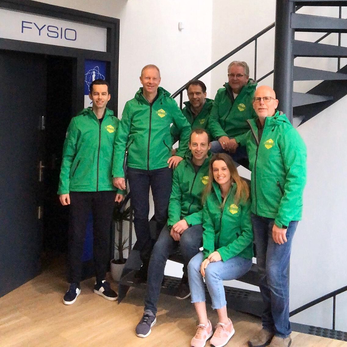 Meet the team! We zijn inmiddels druk bezig met de voorbereiding van De Wielenloop 2020.. en dat doen we natuurlijk in stijl! We bedanken Voets Bedrijfskleding voor onze prachtige jassen!