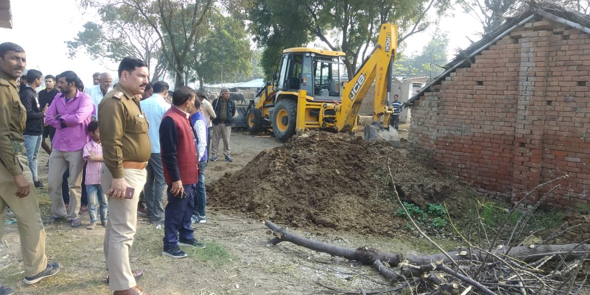 ग्राम भदेई  तहसील किशनी में चकमार्ग से JCB द्वारा अतिक्रमण हटवाया गया।आज दिनांक 12-1-2020को। साथ में तहसीलदार तथा इंसपेक्टर किशनी भी मौजूद रहे।