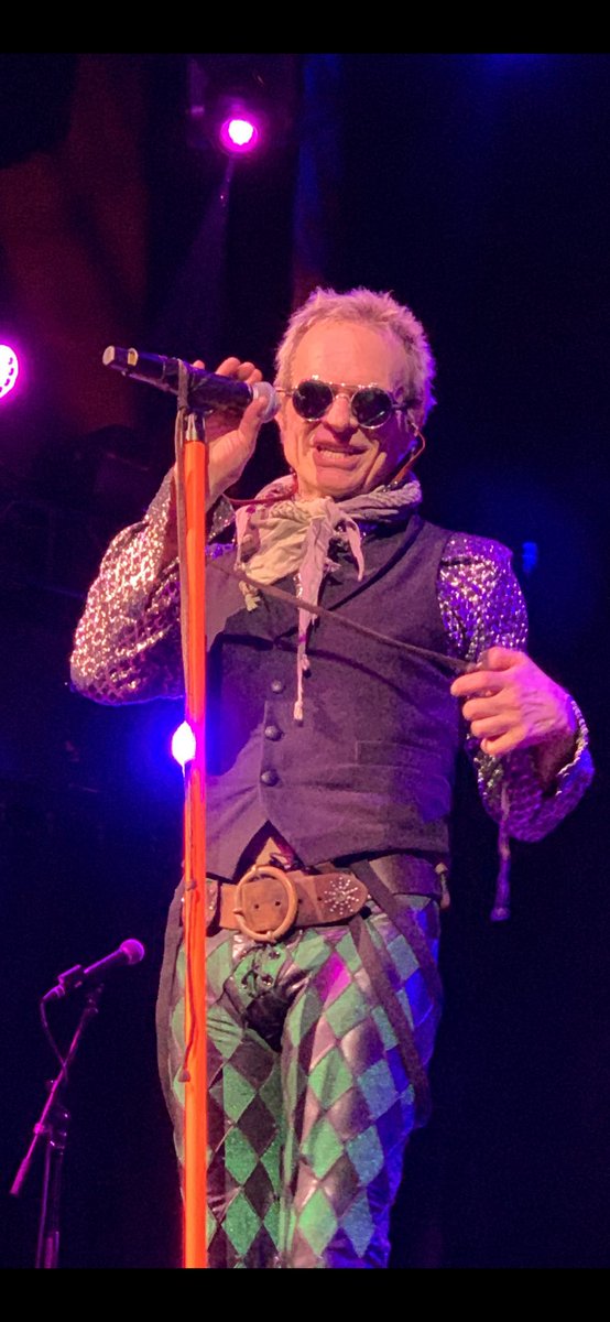 heuveltje68's tweet photo. Flew all the way from Amsterdam, Holland to go see #DLRLV David Lee Roth @ #houseofblues in #LasVegas tonight! Wow, 65 and still cooler than the other side of my pillow... https://t.co/W8tTQbv5QQ