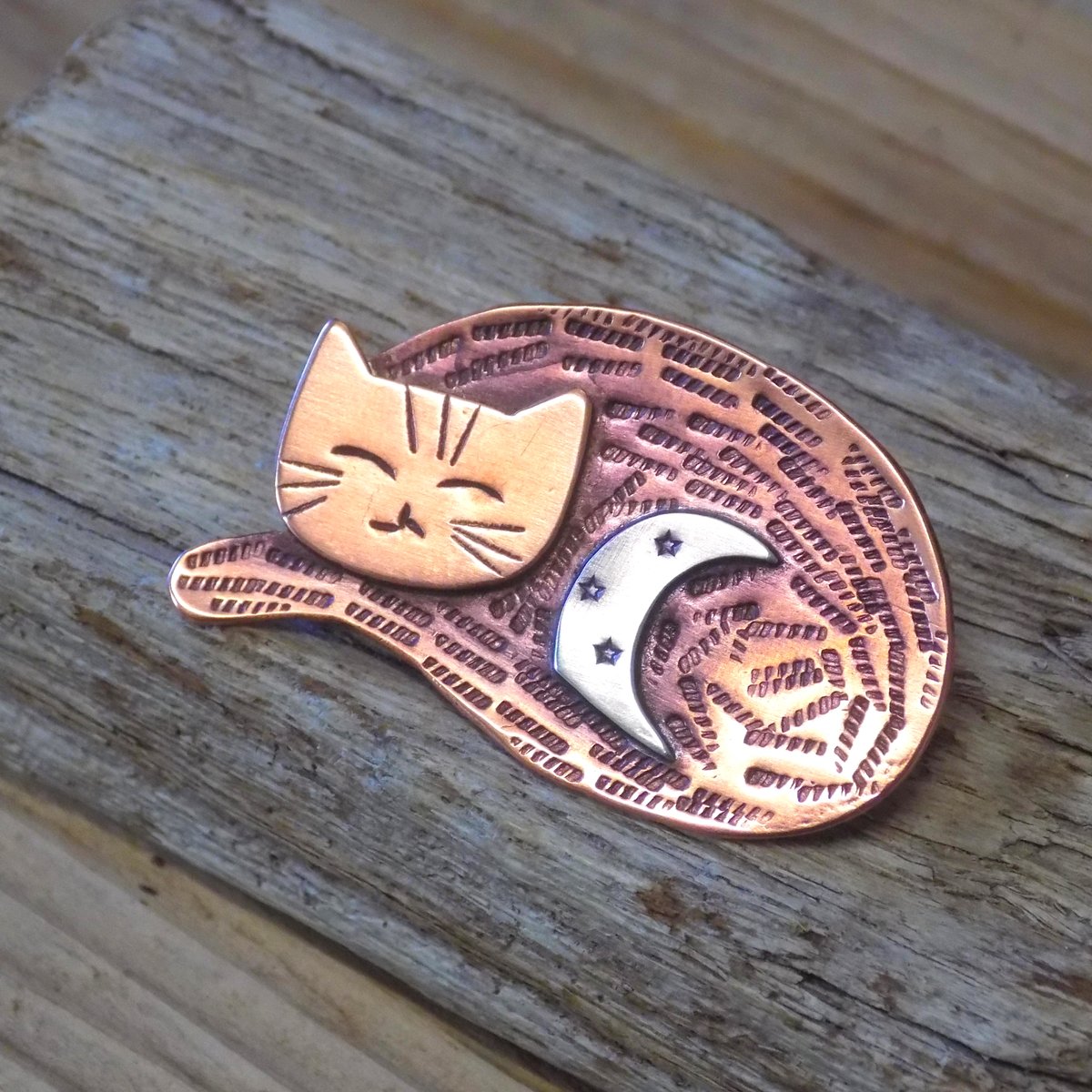 WashedandFound's tweet photo. mixed metals sleeping cat brooch available from my @folksy shop ! https://t.co/C5pdQGWzBB #onlinecraft #HandmadeHour #crafthour #cats #catlovers https://t.co/JNvJDXb0Y1