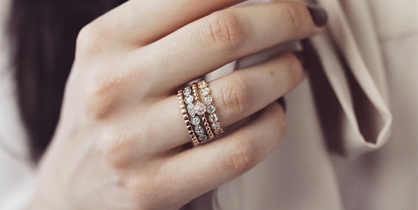 Baunat's tweet photo. Those looking to stand out with their jewellery needn't necessarily go for the biggest diamond. Combining rings is becoming increasingly popular by, for example, wearing stackable rings.
Read more: https://t.co/EHwiH1xQxX

#BAUNAT #DiamondJewellery #StackableJewellery #SundayRead https://t.co/lzP42ad5gg