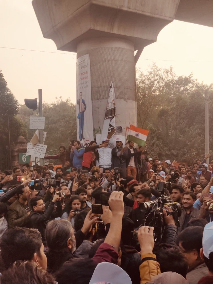 ShashiTharoor's tweet photo. Amazing turnout of 10-15,000 at ⁦@jamiamillia_⁩ as I addressed students in solidarity with their protests against #CAA_NRC &amp; police brutality, with ⁦@INCDelhi⁩ President Subhash Chopra. ⁦@INCIndia⁩ https://t.co/f3teY75GJH