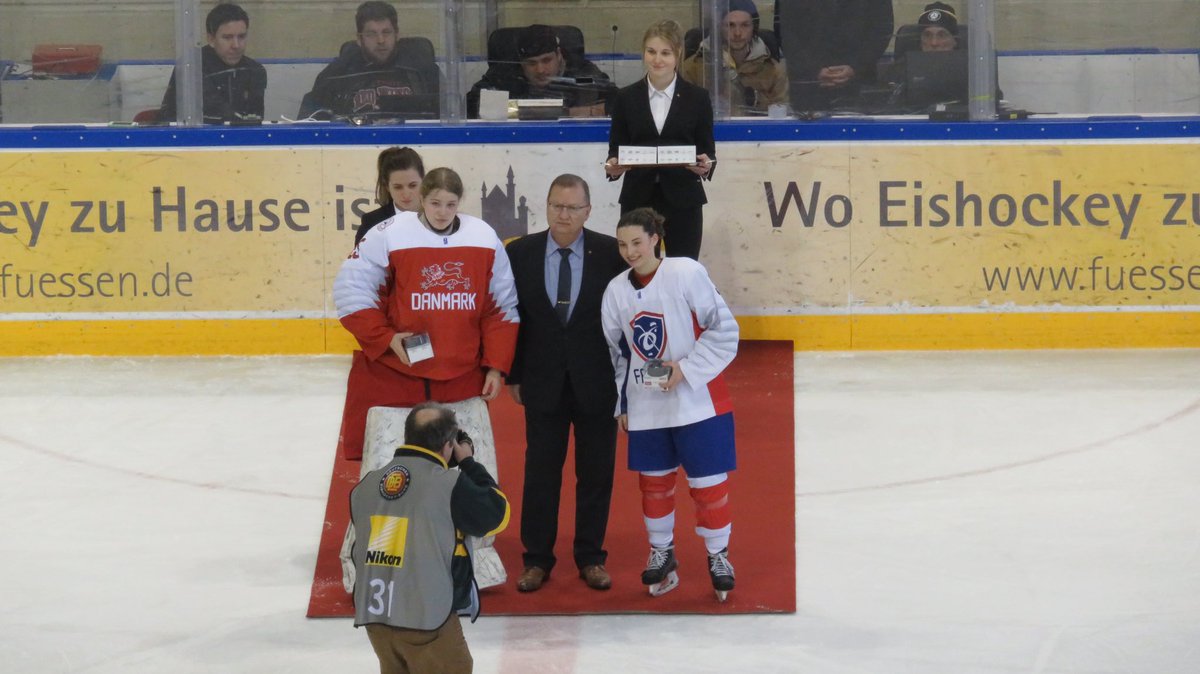nordstroem_33's tweet photo. This was my 27th and last game playing for the U18 national team representing Denmark🇩🇰 I’m so proud to finish the tournament by standing on the red carpet not only one, but two times. I was awarded the best player of the game against Team France and MVP for Team Denmark🇩🇰 https://t.co/qEjHcPwFCf