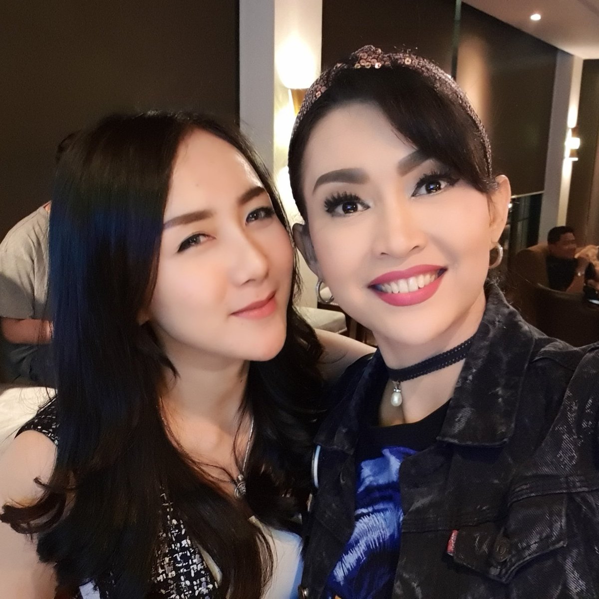 RListy's tweet photo. @ucie_sucita , artis penyanyi dangdut cantik satu ini kok mirip penyanyi @astridbasjar ya? Gimana menurut Netizen? Semoga sehat dan sukses terus buat Uci ya. ππΉ
#ratnalisty
#ucisucita https://t.co/2nQMZ1kURF