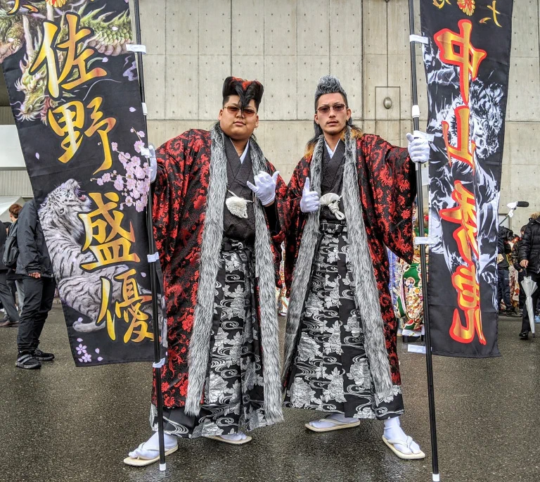 「北九州の成人式」自分の名前をでかでかと幟旗に表す！！戦国時代の武士みたい！！