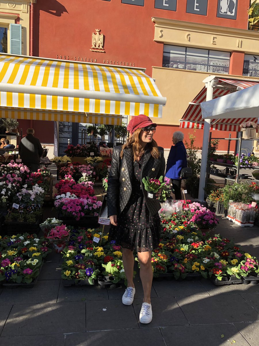 explorenca's tweet photo. Le Marché du Cours Saleya, les couleurs de Nice avec Daniele, influenceuse brésilienne luxe/lifestyle 🇧🇷

#ExploreNiceCotedAzur #ILoveNice #CotedAzurFrance #Nice06 https://t.co/teJA4qWjeQ
