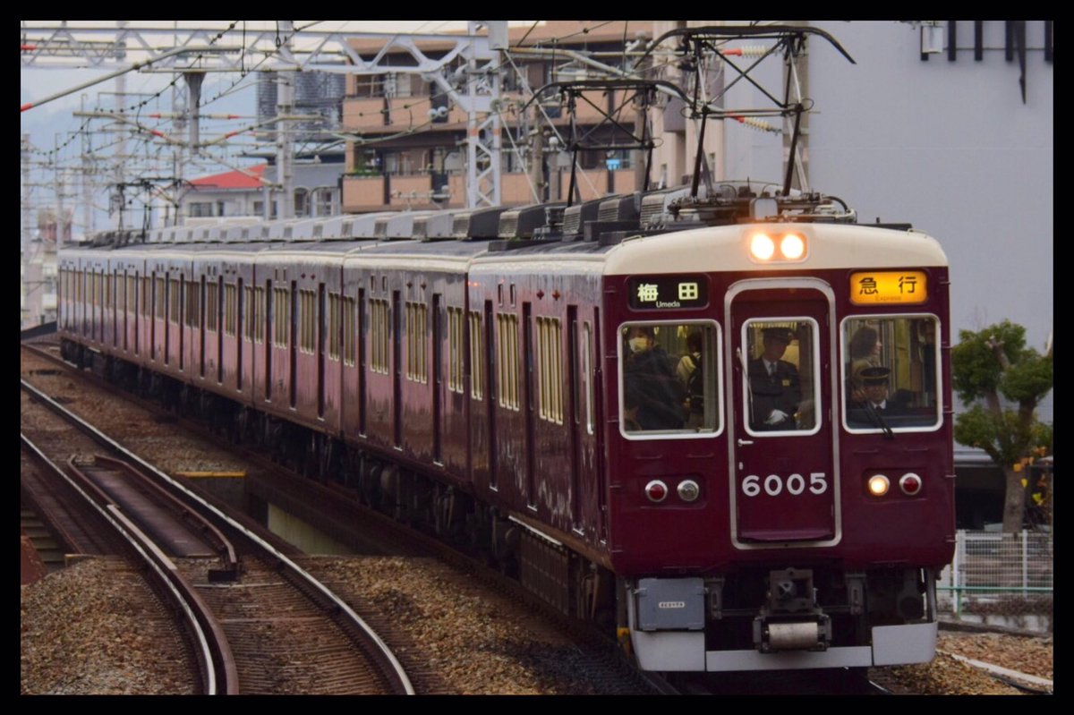 SNOOPY1T0K4's tweet photo. 石橋にて両車ともに正面フックのハロゲン未更新車7018fとデカ幕6005f。どちらも今後の動きが気になる…。#阪急電鉄 #阪急電車 #7018f #6005f https://t.co/KT5GvHyV4D
