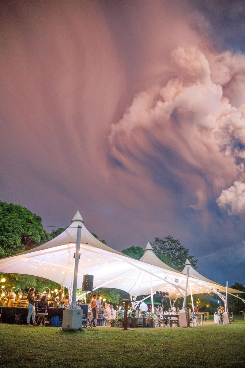 ABSCBNNews's tweet photo. TINGNAN: Lalong hindi malilimutan nila Chino at Kat Palomar ang kanilang araw ng kasal. Naging backdrop kasi ng kanilang "big day" ang makapal na usok mula sa nagaalborotong #TaalVolcano ngayong Linggo. (Kuha ni: Randolf Evan) https://t.co/cR25ysAQ4D
