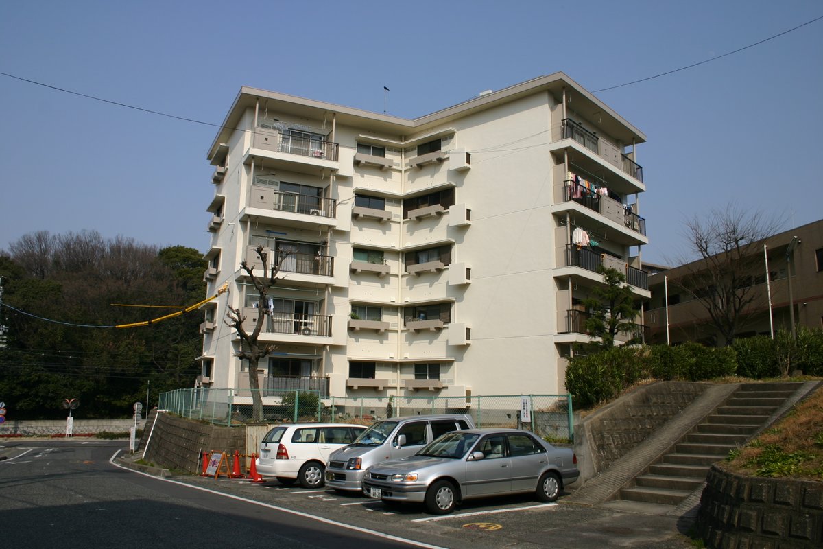 公団ウォーカー てるる No Twitter 公団最後のスターハウス 名和団地 昭和39年 です 分譲住宅ゆえハイグレード 雨戸がついていますし 小さな窓の下にも花台がついています 階段室やベランダの壁もデザインされたものです 日本懐かし団地大全 スターハウス