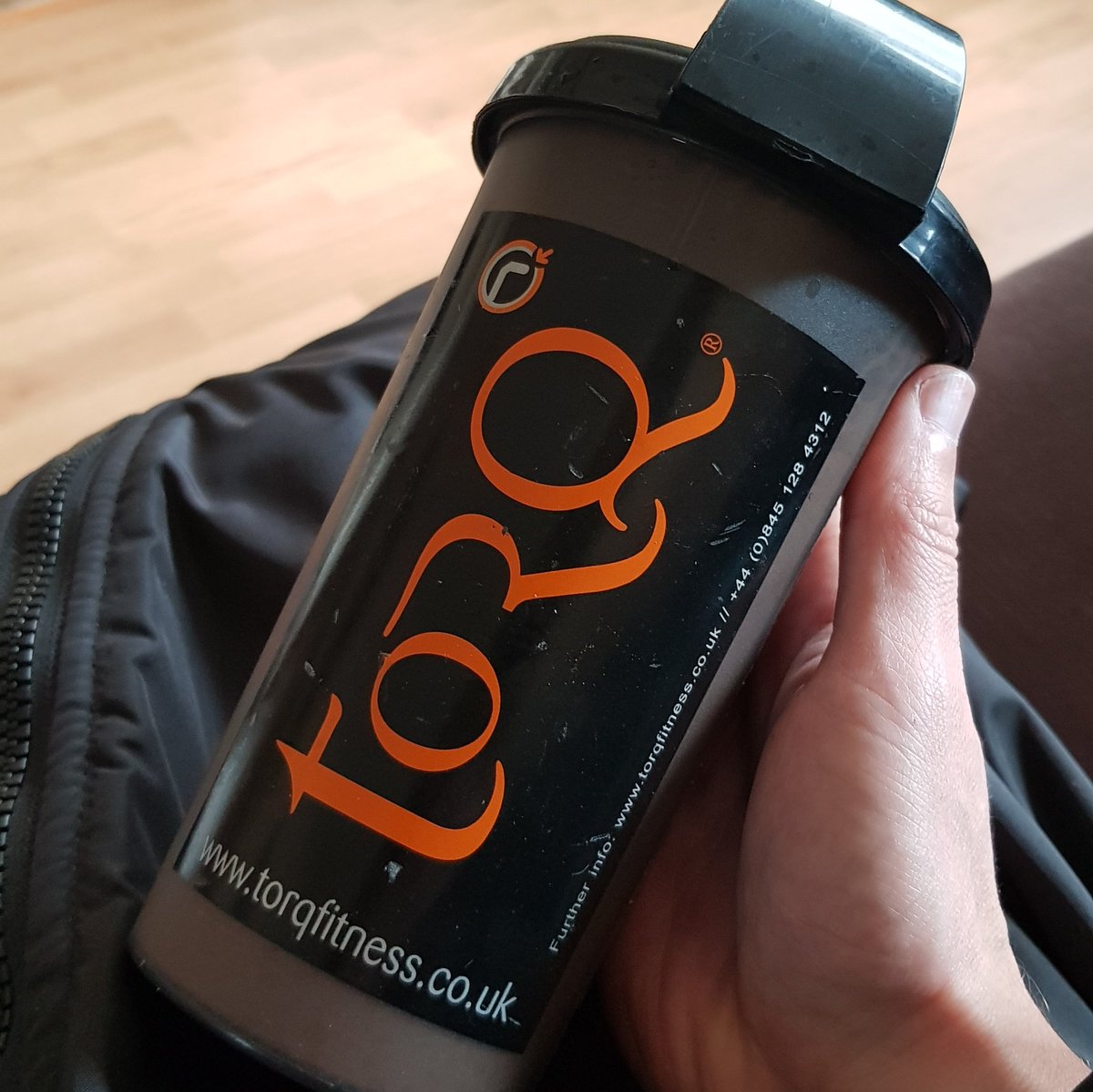 speedy_smurf's tweet photo. Nothing beats the post session analysis, sat in my @dryrobe, sipping on Recovery Plus @TORQfitness #TORQFuelled #unbonkable @JakRabbitRacing https://t.co/8e5GIXn7Sx