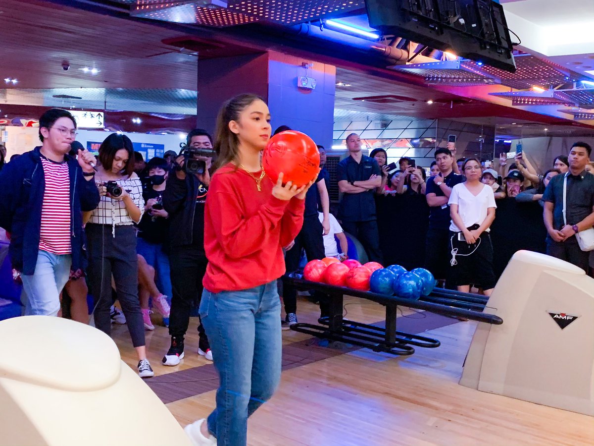 Julia Barretto doing a fantastic job striking 'em bowling pins here at #BlockZRunTogether at SM Bowling North EDSA!