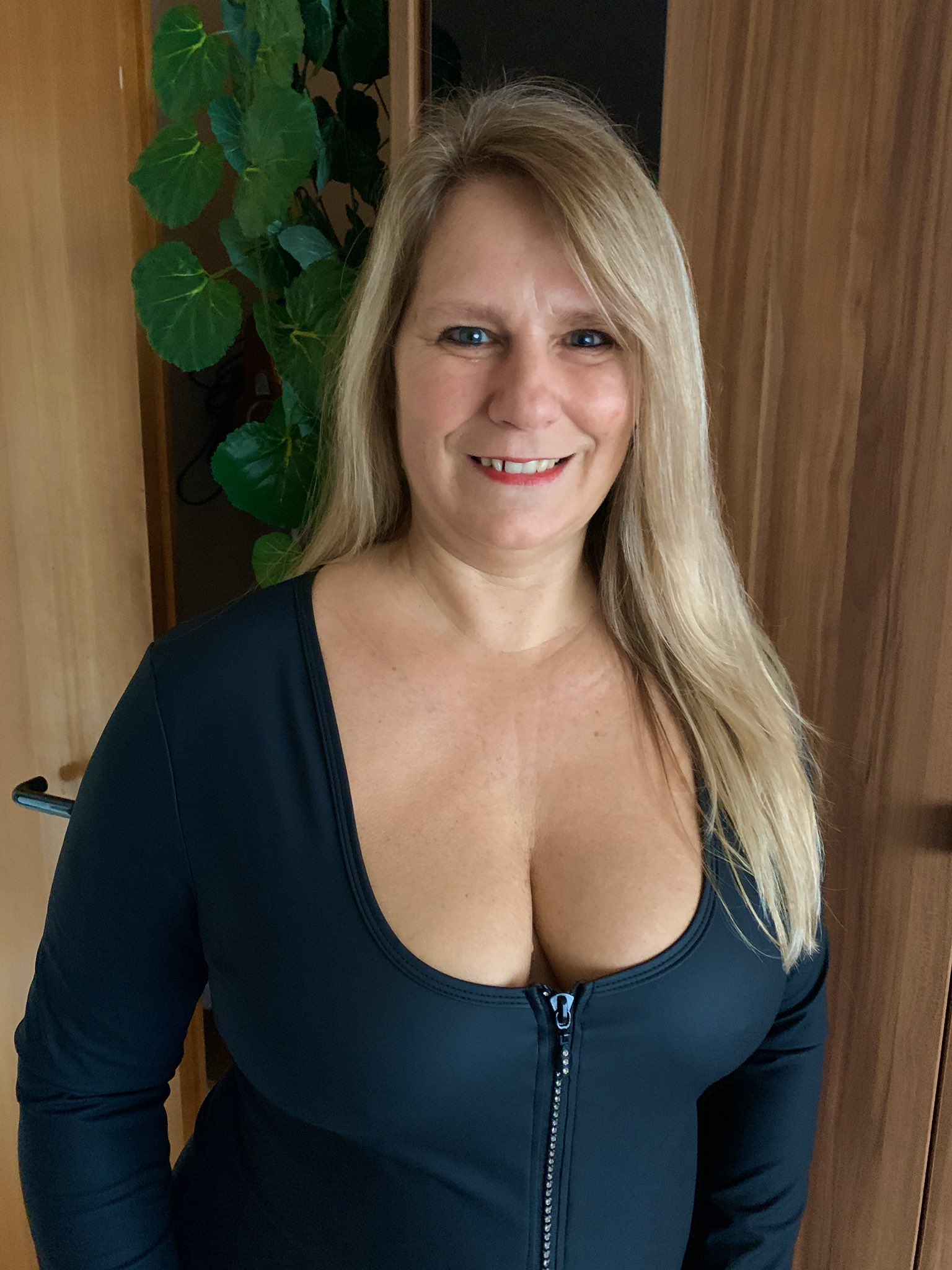 1 pic. Kleid passt. 👍😉😘😘😘 https://t.co/n1nmfcchHa