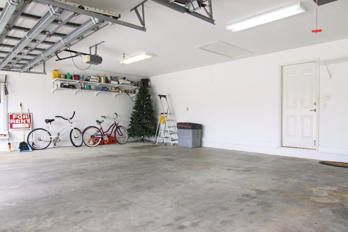 HamiltonJunk's tweet photo. A storage space with less stuff to store is a source of inspiration for a creating a more meaningful place to be. What possibilities do you see in this decluttered garage? #JunkWorks https://t.co/annPFS6FQN