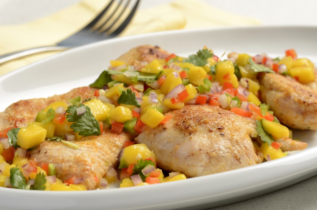 We love this recipe for Pan Seared Chicken Breast with Mango Salsa! It’s a taste of summer, even in this cold weather.  Find the recipe here ➡ bit.ly/2RwYLa8