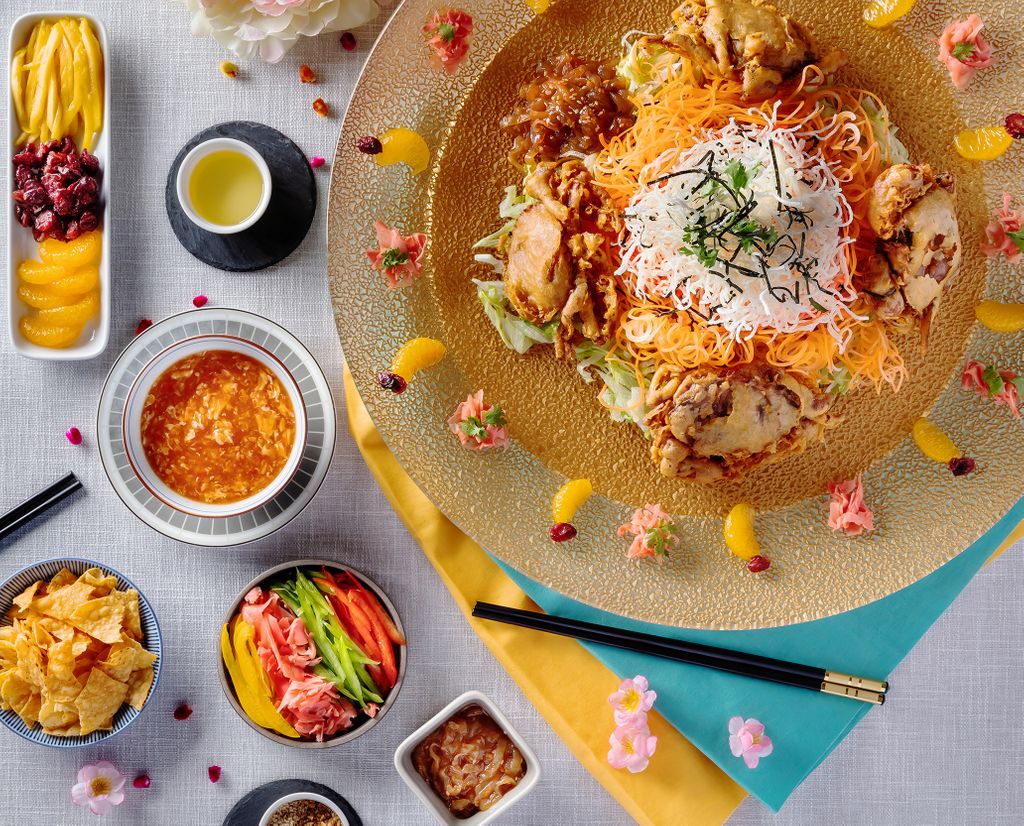 rwsentosa's tweet photo. Forget the usual Yu Sheng.. The Deep-Fried Soft Shell Crab in Chilli Sauce Yu Sheng from Sessions is a must-have to Lo Hei with this CNY! #comeforfood https://t.co/VH1Yt8MjEO