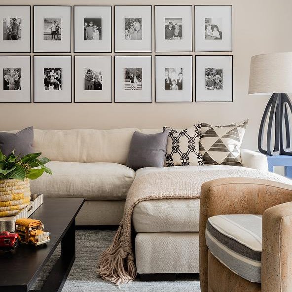 декор над диваном. панно на стену над диваном. полки над диваном в гостиной. декор над диваном. фоторамки в интерьере гостиной.