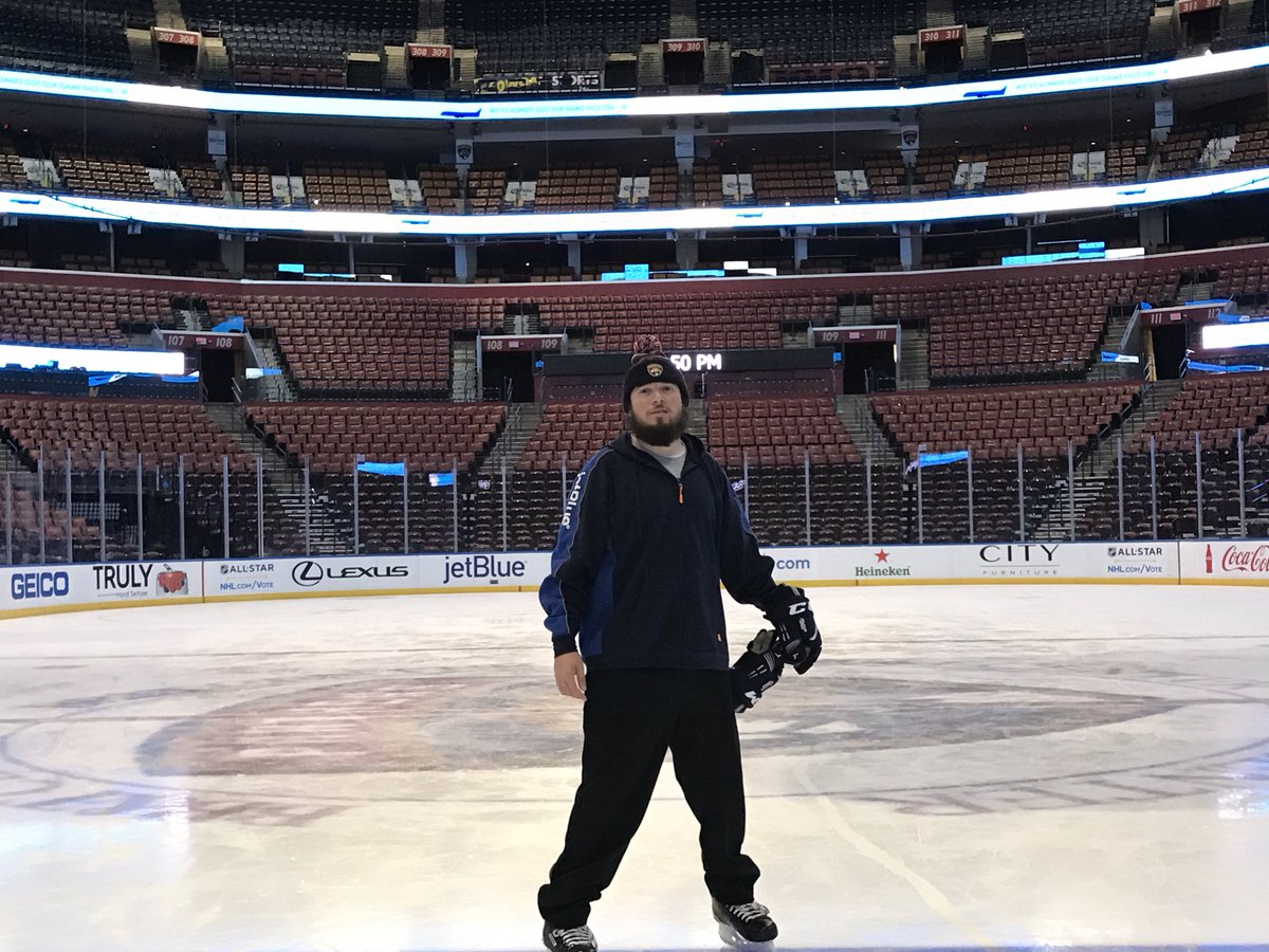 hawk954's tweet photo. Last one off the ice yesterday when our @JetBlue #TeamFLL Skate Night concluded @thebbtcenter.

Some of my fellow Crewmembers were thankful of me taking some time to teach their kids how to skate.

Some even managed to make it off the boards at some point!

#OneTerritory https://t.co/qEDCNbdtcV