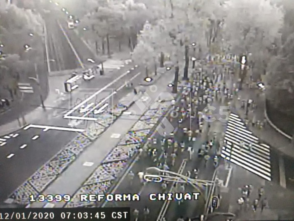 C5_CDMX's tweet photo. ⚠️ Inicia carrera atlética sobre Paseo de la Reforma y Calzada de Chivatito, colonia Bosque de Chapultepec, @AlcaldiaMHmx.  #C5 #MovilidadCDMX https://t.co/p3JqVymSeB