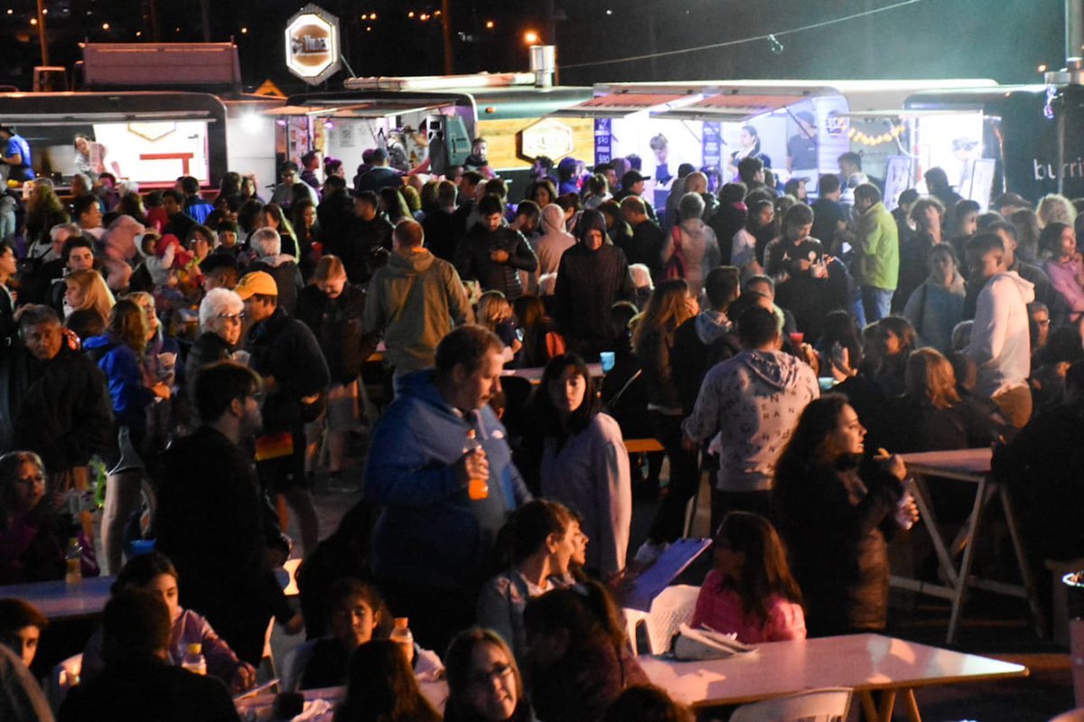 diegotemadryn's tweet photo. Domingo #Madryn SUGERENCIA.
10.30hs. #Futbolplaya .Después ir a la Playa (Te va costar elegir son una más linda que la otra) 19hs Apertura #Teatrazo 21hs #MadrynComestible  #Lamaslinda lejos. https://t.co/rl0RdUnx42